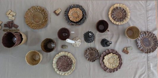 Assiettes en grès modelée et pincée à la main à Lille - Artisanat du Nord - pièce unique