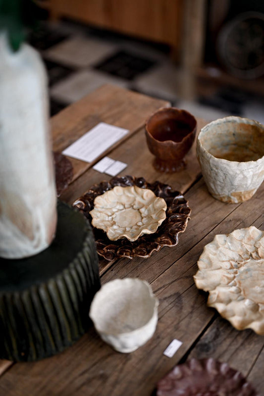 Assiettes en grès modelée et pincée à la main à Lille - Artisanat du Nord - pièce unique