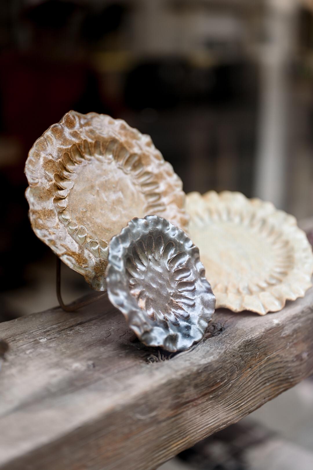 Assiettes en grès modelée et pincée à la main à Lille - Artisanat du Nord - pièce unique 
