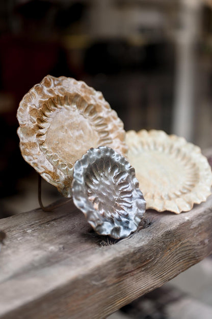 Assiettes en grès modelée et pincée à la main à Lille - Artisanat du Nord - pièce unique 