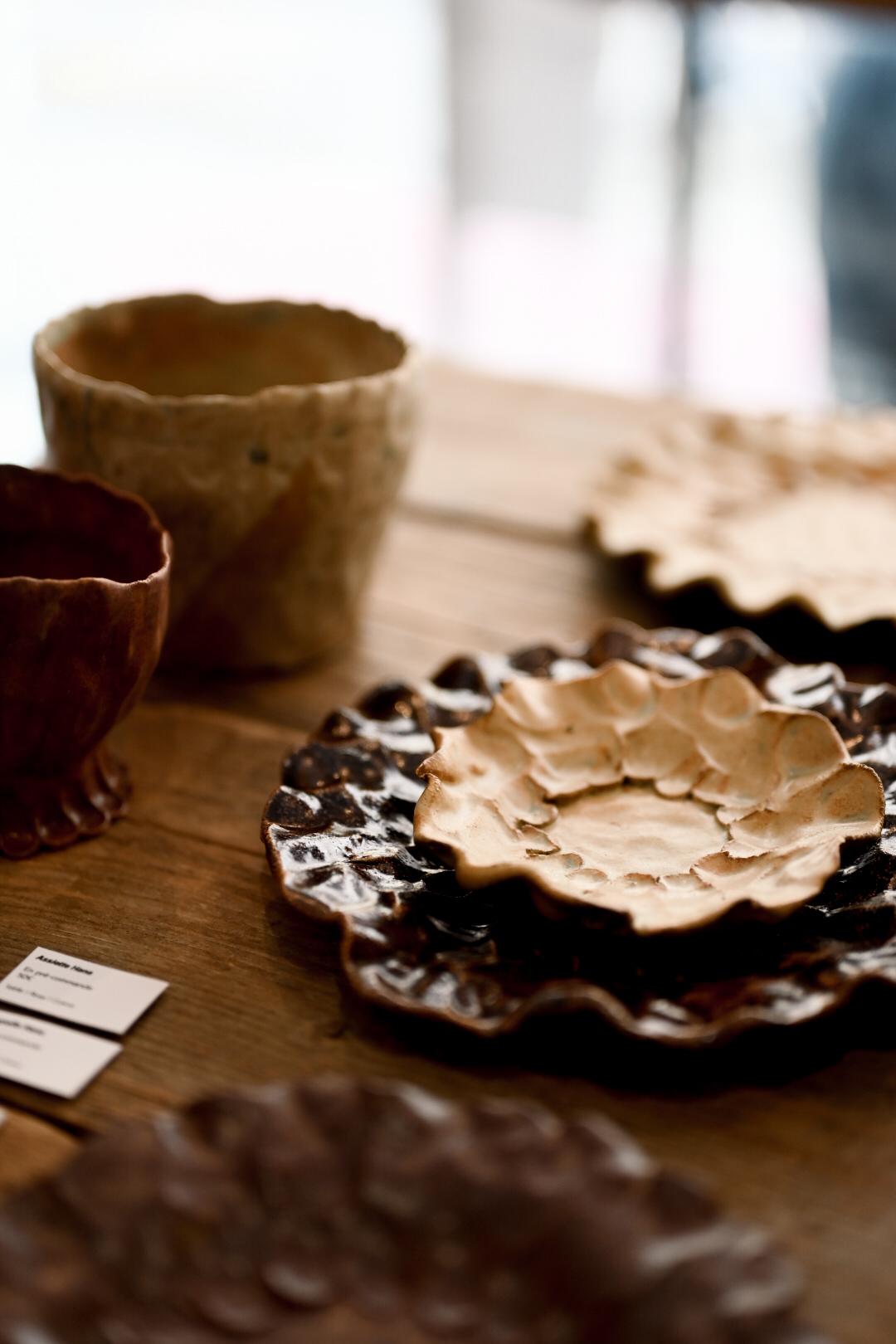 Assiettes en grès modelée et pincée à la main à Lille - Artisanat du Nord - pièce unique 