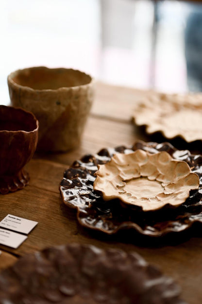 Assiettes en grès modelée et pincée à la main à Lille - Artisanat du Nord - pièce unique 