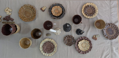 Assiettes en grès modelée et pincée à la main à Lille - Artisanat du Nord - pièce unique 
