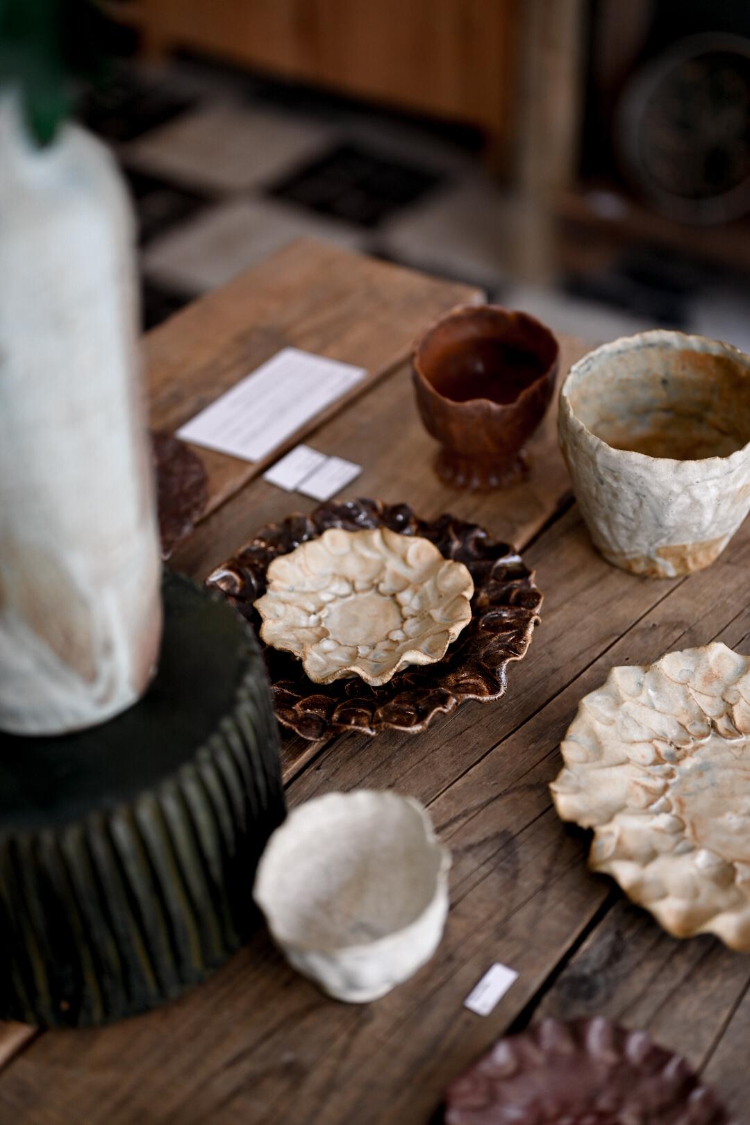 Assiettes en grès modelée et pincée à la main à Lille - Artisanat du Nord - pièce unique 