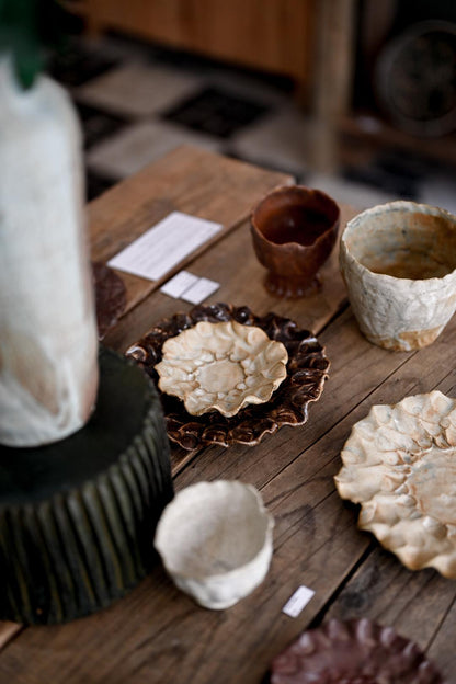 Assiettes en grès modelée et pincée à la main à Lille - Artisanat du Nord - pièce unique 