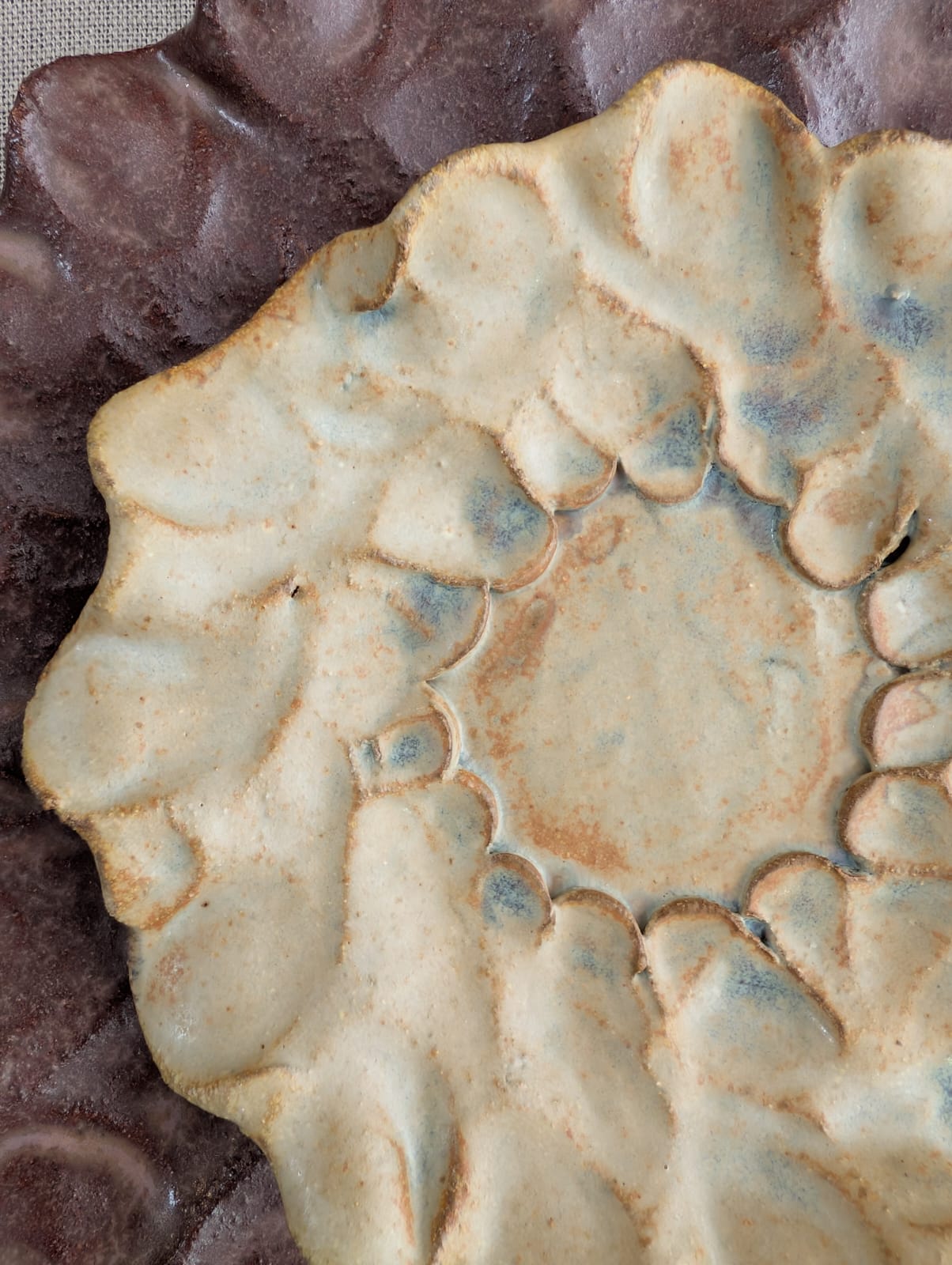 Assiettes en grès modelée et pincée à la main à Lille - Artisanat du Nord - pièce unique 