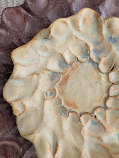 Assiettes en grès modelée et pincée à la main à Lille - Artisanat du Nord - pièce unique 