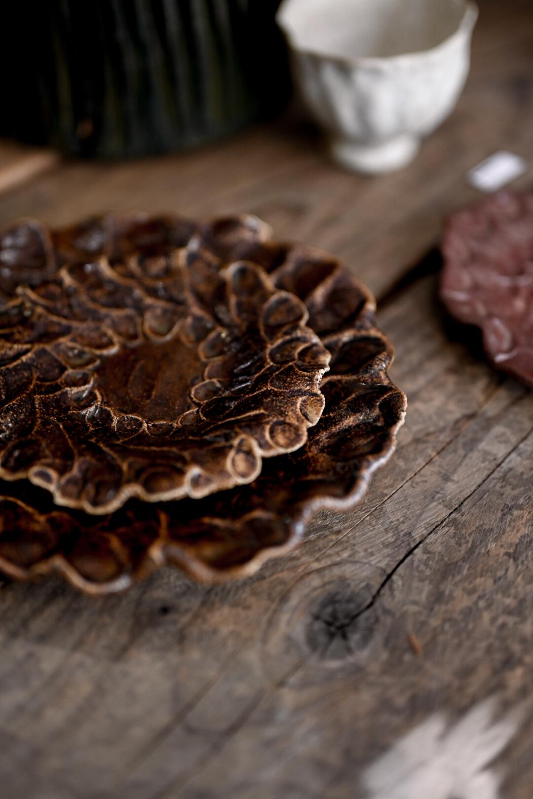 Assiette en grès modelée et pincée à la main à Lille - Artisanat du Nord - pièce unique 
