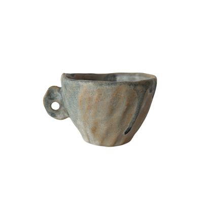 Assiette en grès modelée et pincée à la main à Lille - Artisanat du Nord - pièce unique Albane Trollé céramique poterie